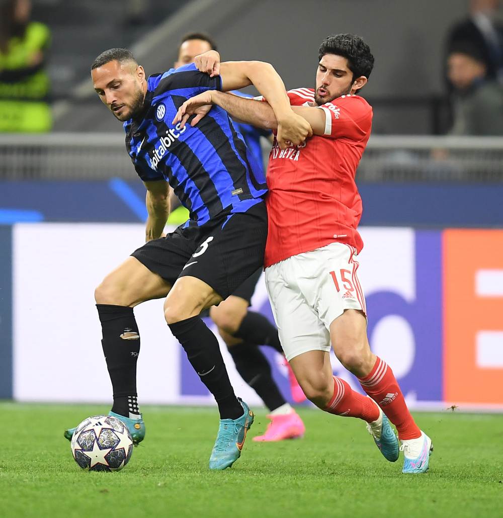 每体：两名巴萨球迷因向切尔西球迷看台投掷杂物被拘留（每体：向切尔西球迷看台掷物，两名巴萨球迷被警方带走）