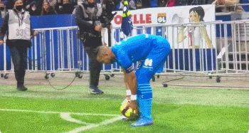 德甲战报：Y.迪奥曼德帽子戏法，RB莱比锡6-0狂胜法兰克福（德甲快讯：Y.迪奥曼德戴帽，RB莱比锡6-0横扫法兰克福）