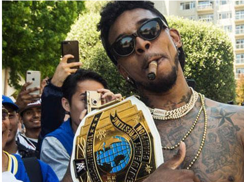 曼联客场不败创英超最长纪录，B费贡献2球1助攻，但防守漏洞明显，积分排名靠后。（曼联客场不败登顶英超纪录，B费2球1助抢眼，防守短板凸显、积分仍靠后）