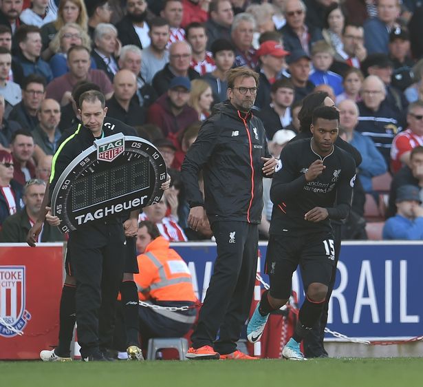 太阳报：萨卡求婚成功，相恋五年女友收超大钻戒（太阳报：萨卡成功求婚，交往五年女友获赠巨型钻戒）