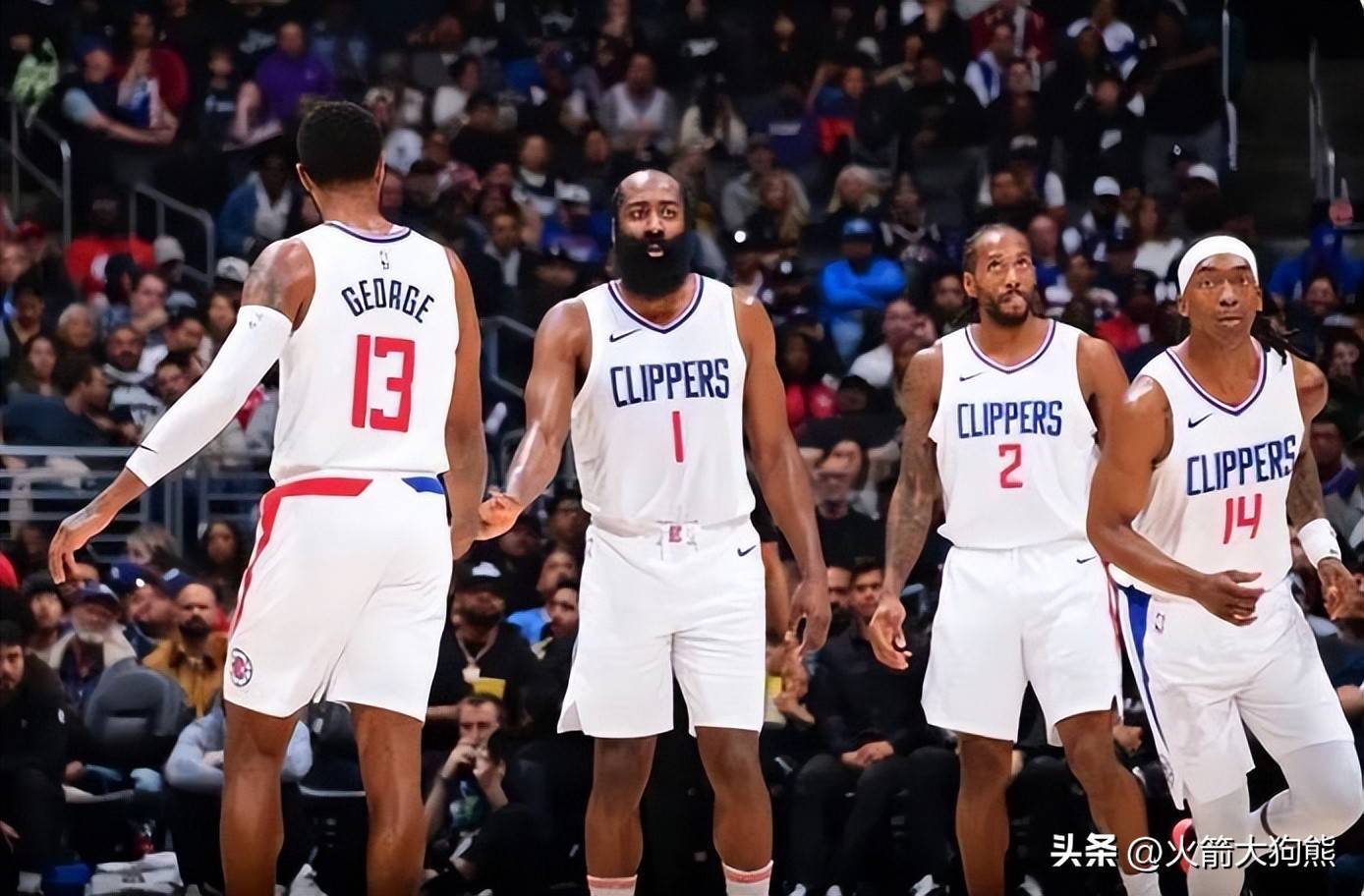 以全新视角回顾AC米兰对阵罗马的比赛📽️🔴⚫（换个角度再看AC米兰对阵罗马的较量🎥🔴⚫）